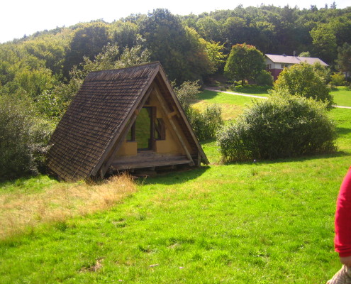 ein kleines Häuschen auf Waldlichtung