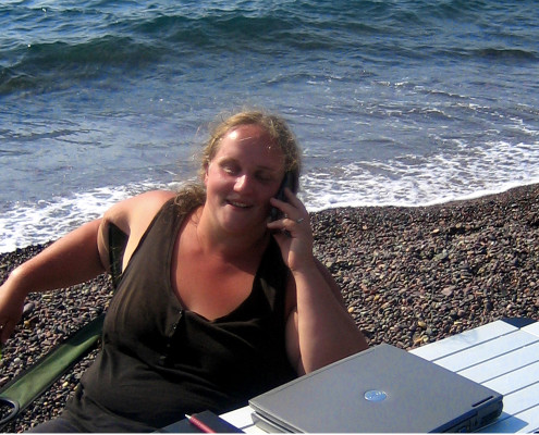 Lara telefoniert am Strand