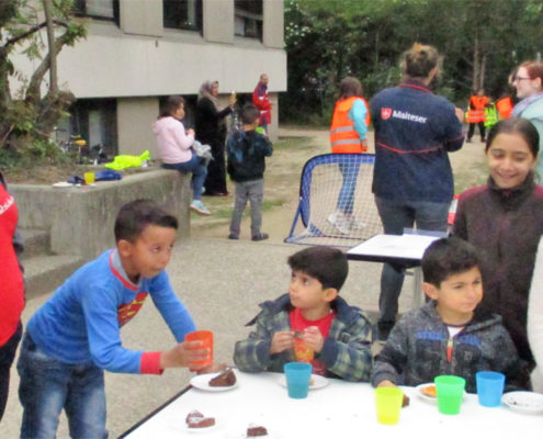 Kinder und Lara an einem Tisch