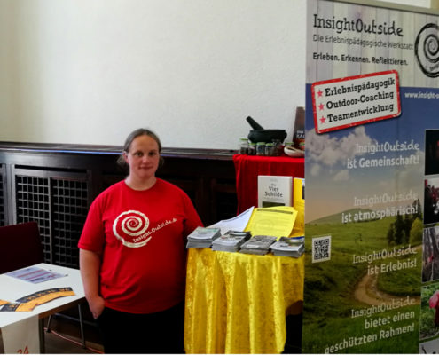 Lara am Messestand der Insight Outside GbR auf der PädagogInnenmesse an der Uni Mainz