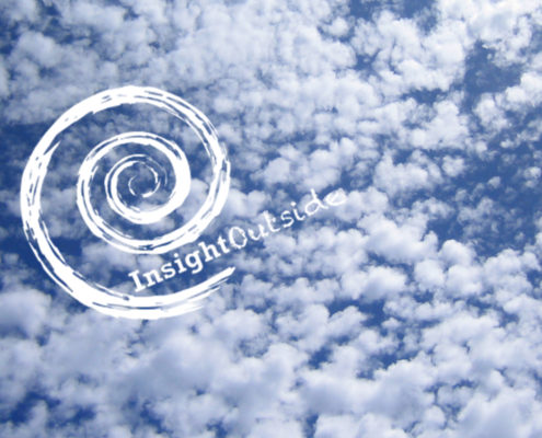 Himmel mit Wolken und Insight Outside Logo